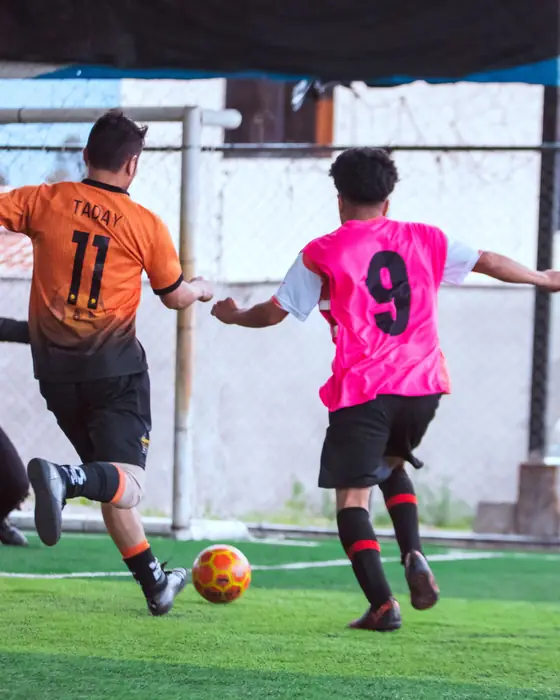 Dos jugadores corriendo hacia el arco