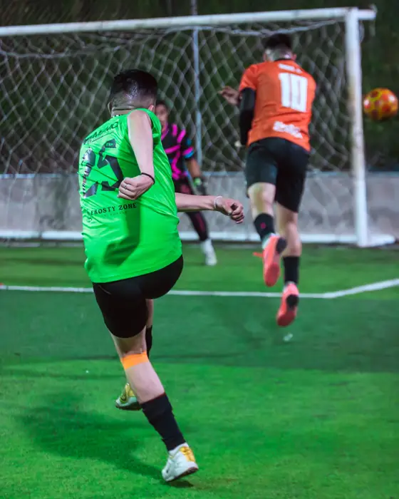 Jugador de verde disparando al arco