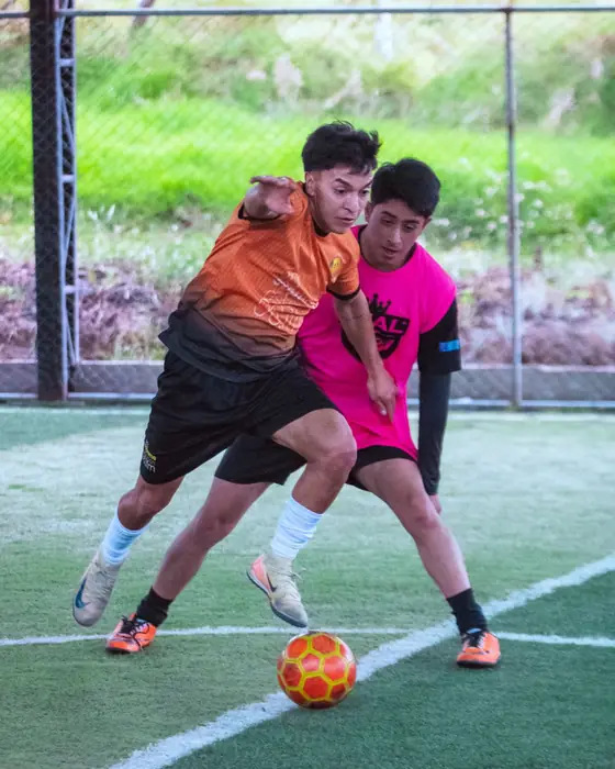 Duelo entre un jugador de naranja y uno de rosado