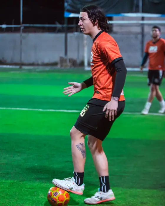 Jugador pisando el balón